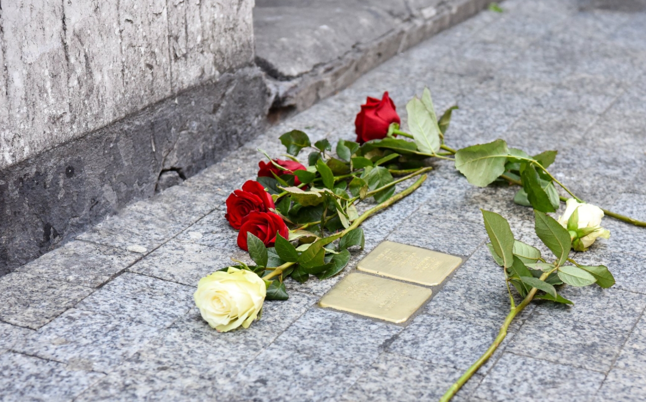 W Poznaniu wmurowano pierwsze Stolpersteiny. Przypominają o ofiarach Holokaustu