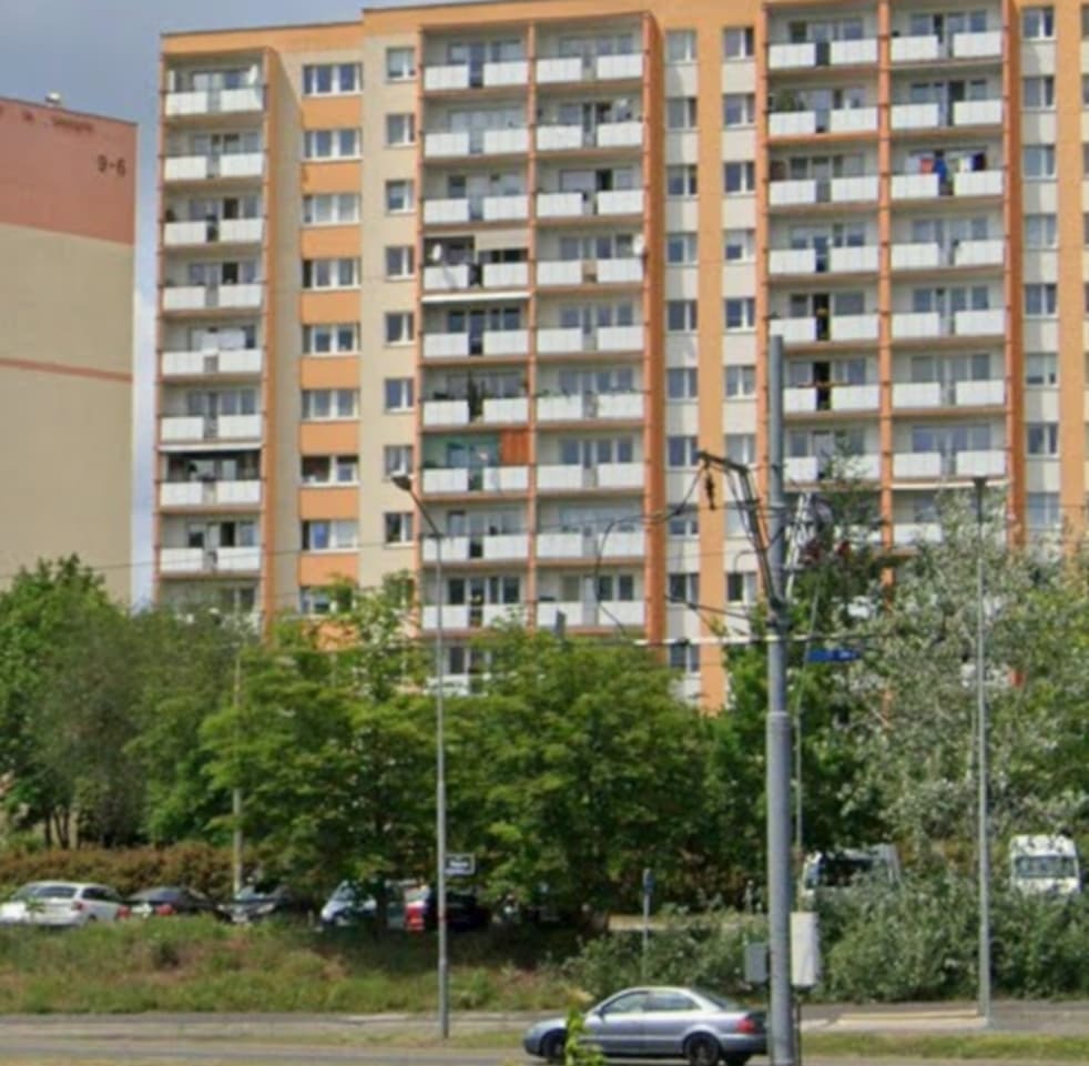 Od kilku dni na poznańskim osiedli nieznany mężczyzna robi zdjęcia balkonów