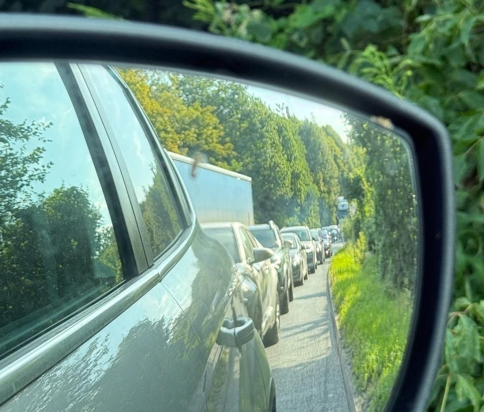 Korki w pobliżu przejazdu kolejowego. "Wszystko stoi, kto wymyślił przejazd w mieście?"