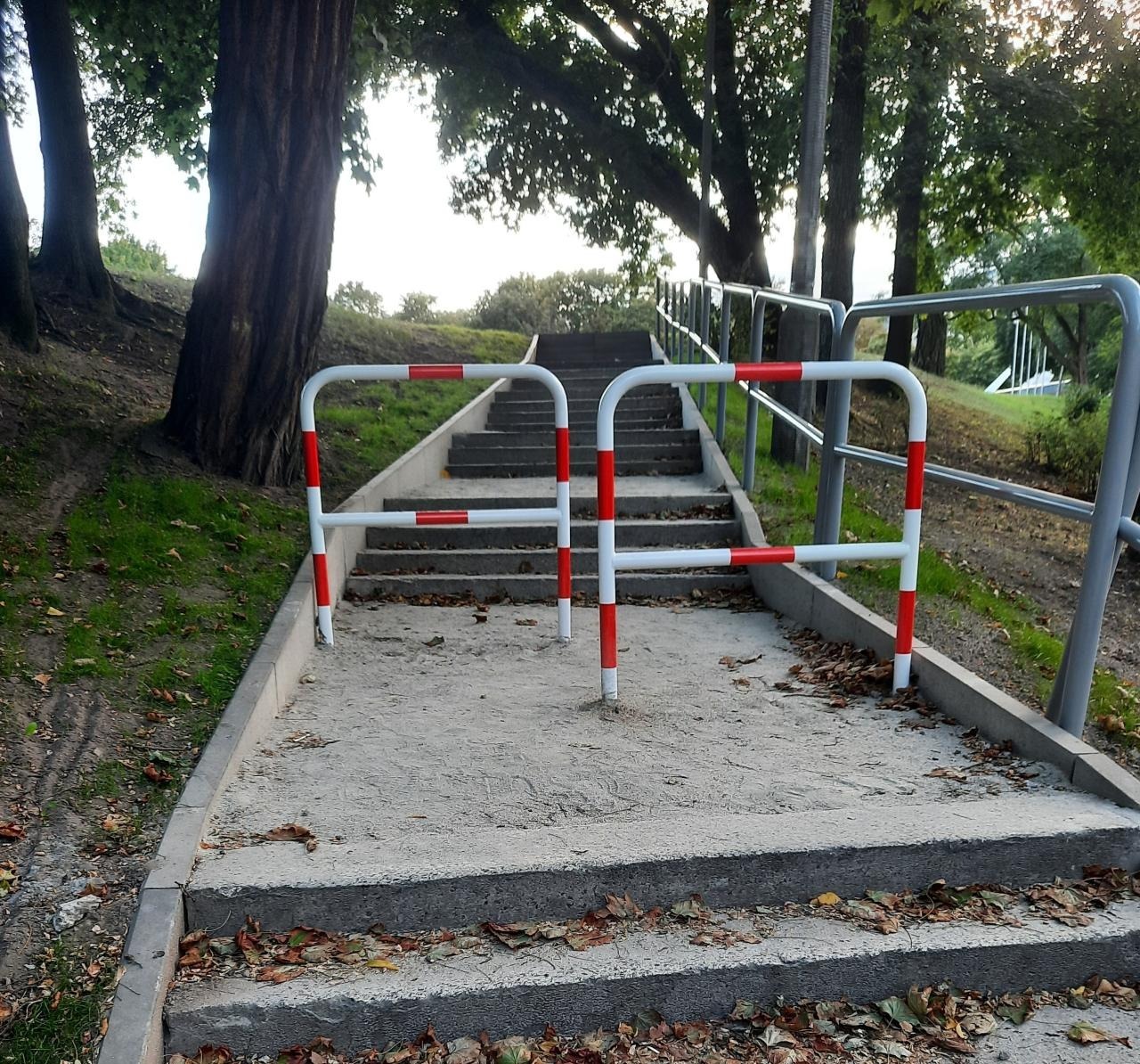 Wyremontowane schody przy Pomniku Armii Poznań wzbudziły kontrowersję. "Po co te barierki?"