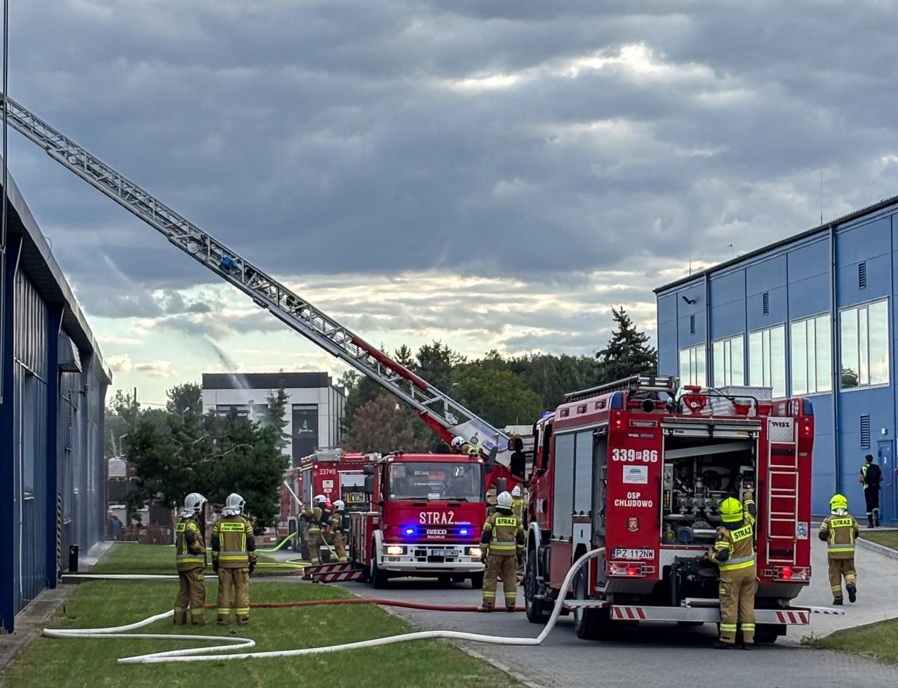 Akcja straży pożarnej w Suchym Lesie. Hala objęta pożarem, to miejsce ćwiczeń