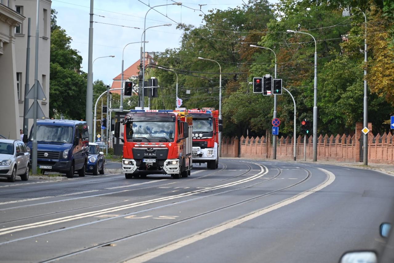 Głośno od rana i tłumy. Kolumny czerwonych samochodów przejechały przez miasto
