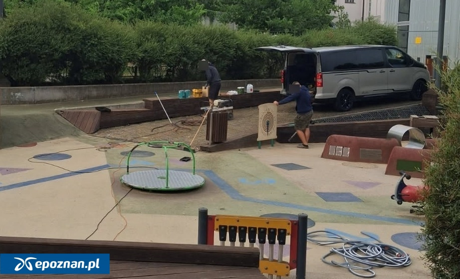 Remont jednego z najpopularniejszych placów zabaw w Poznaniu z opóźnieniem. Przez wandali