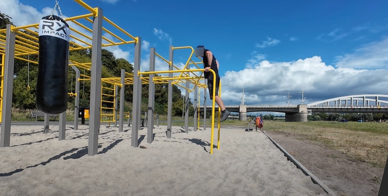 Nad Wartą powstał plac do street workoutu za blisko 100 tysięcy złotych. Czytelnik: "Żeby z niego korzystać, konieczny jest wzrost od 2 metrów wzwyż"