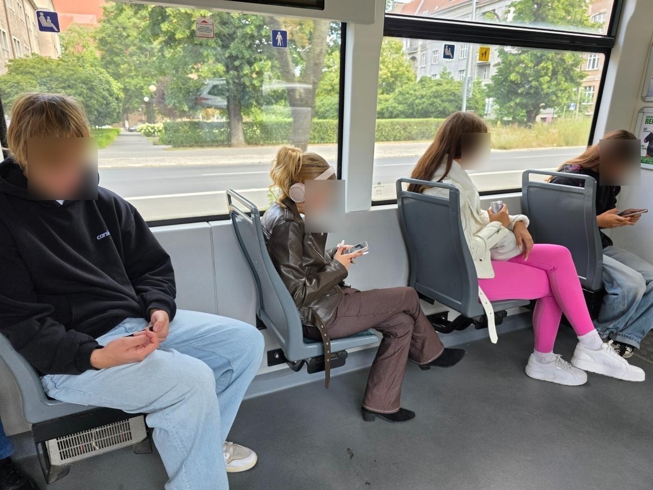 Młodzi na siedzeniach w tramwaju, ciężarna i seniorka stoją. "Patrzą perfidnie na człowieka bez żadnego wzruszenia"