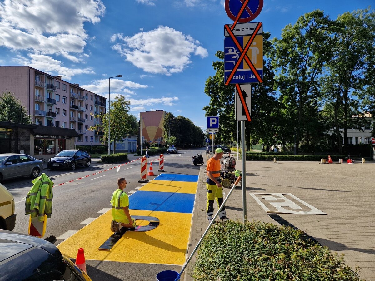 "Kiss & Ride" przy szkołach w wielkopolskim mieście. "Ruch odbywa się płynniej i bez blokowania ulic"