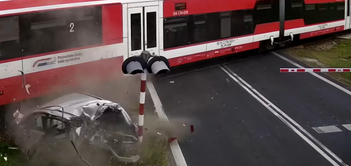 O krok od tragedii na przejeździe kolejowym w naszym powiecie. Jest nagranie