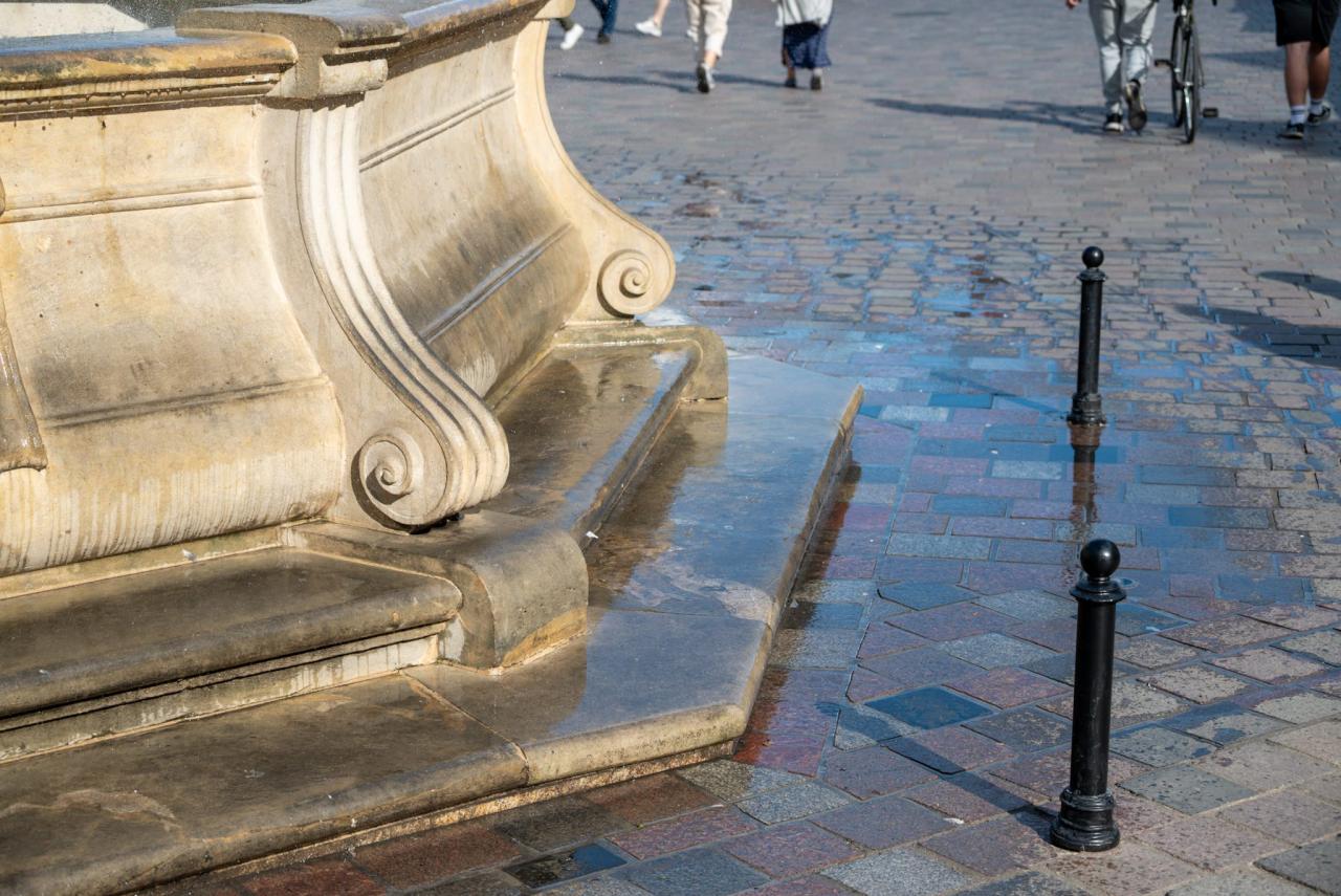 Jedna z fontann na Starym Rynku przecieka? "Nie wiem czy to promocja aquaparku, czy nowa atrakcja turystyczna."