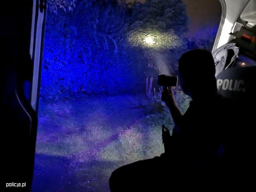 Region. Policjanci "usłyszeli odgłos kląskania z zarośli w pobliżu rowu". Okazało się, iż to poszukiwany 76-latek