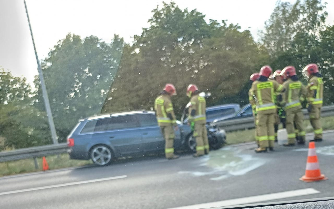 Zderzenie dwóch samochodów na ul. Krzywoustego. Kierowcy stoją w korku!