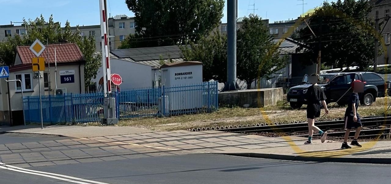 Piesi notorycznie przechodzą przez przejazd kolejowy z opuszczonymi rogatkami. Czytelnik: "Policjanci z premedytacją czekają, aż przejdzie, i wypisują mandat"