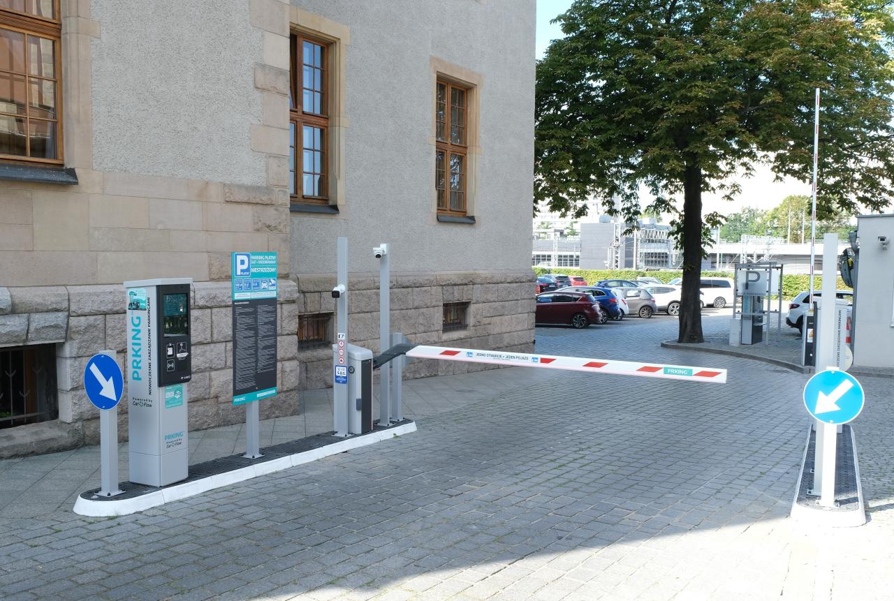 UAM wprowadza opłaty za parking w centrum. Pracownicy mają preferencyjne stawki, pozostali w określonych godzinach zapłacą choćby 100 zł za godzinę!