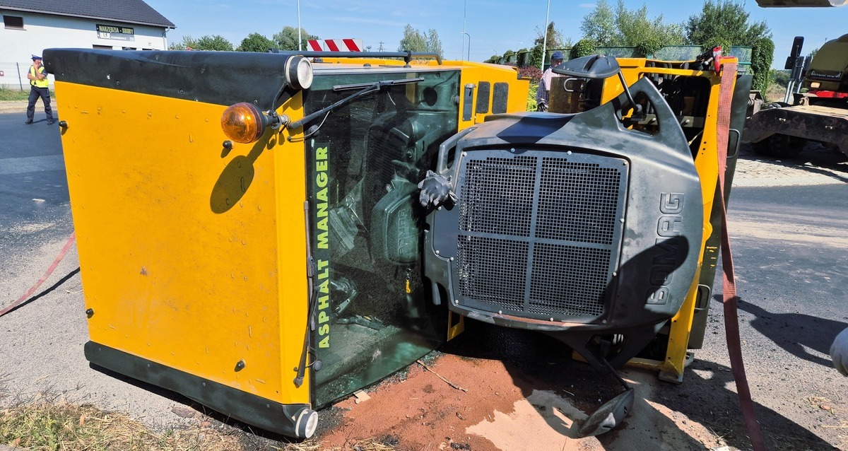 Region. Krok od tragedii na rondzie. Walec drogowy spadł z naczepy w trakcie transportu