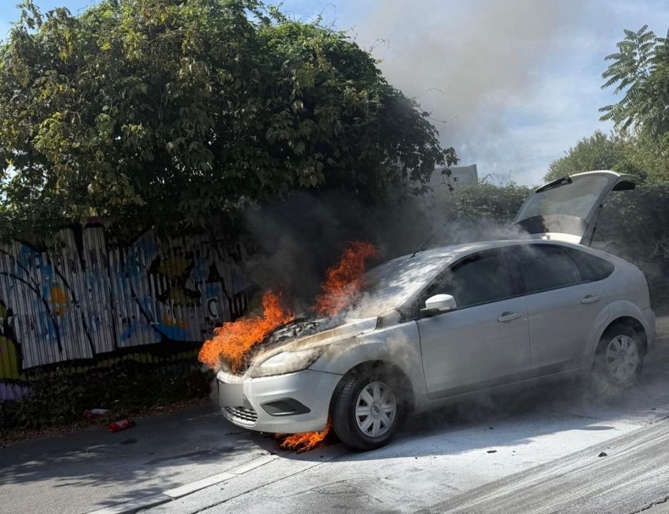 Auto zapaliło się na poznańskiej ulicy