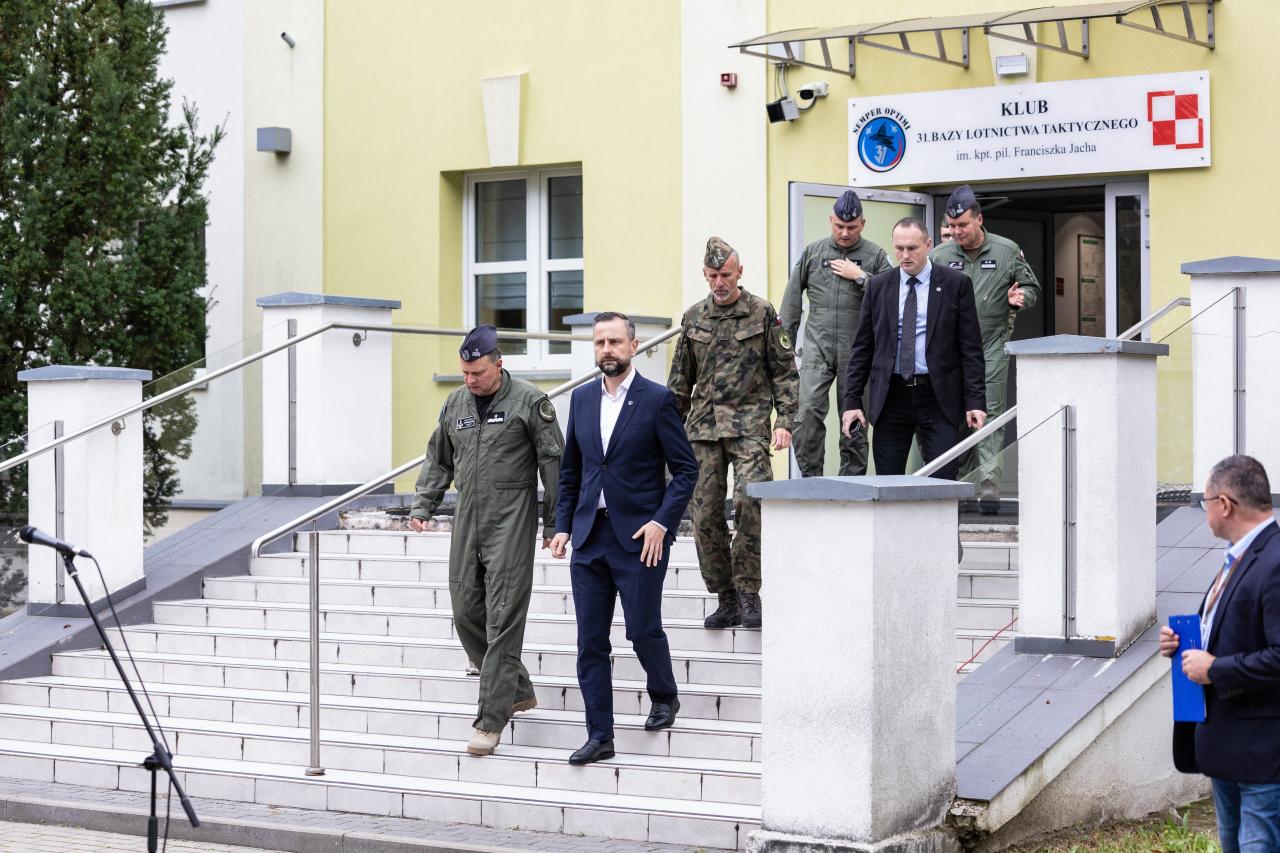 Minister obrony narodowej w bazie wojskowej w Krzesinach po czwartkowej tragedii: "Rodzina prosi o uszanowanie jej prywatności"