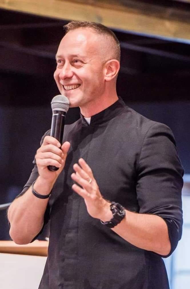 Ksiądz - celebryta uwiódł kobietę. Nie była jedyna