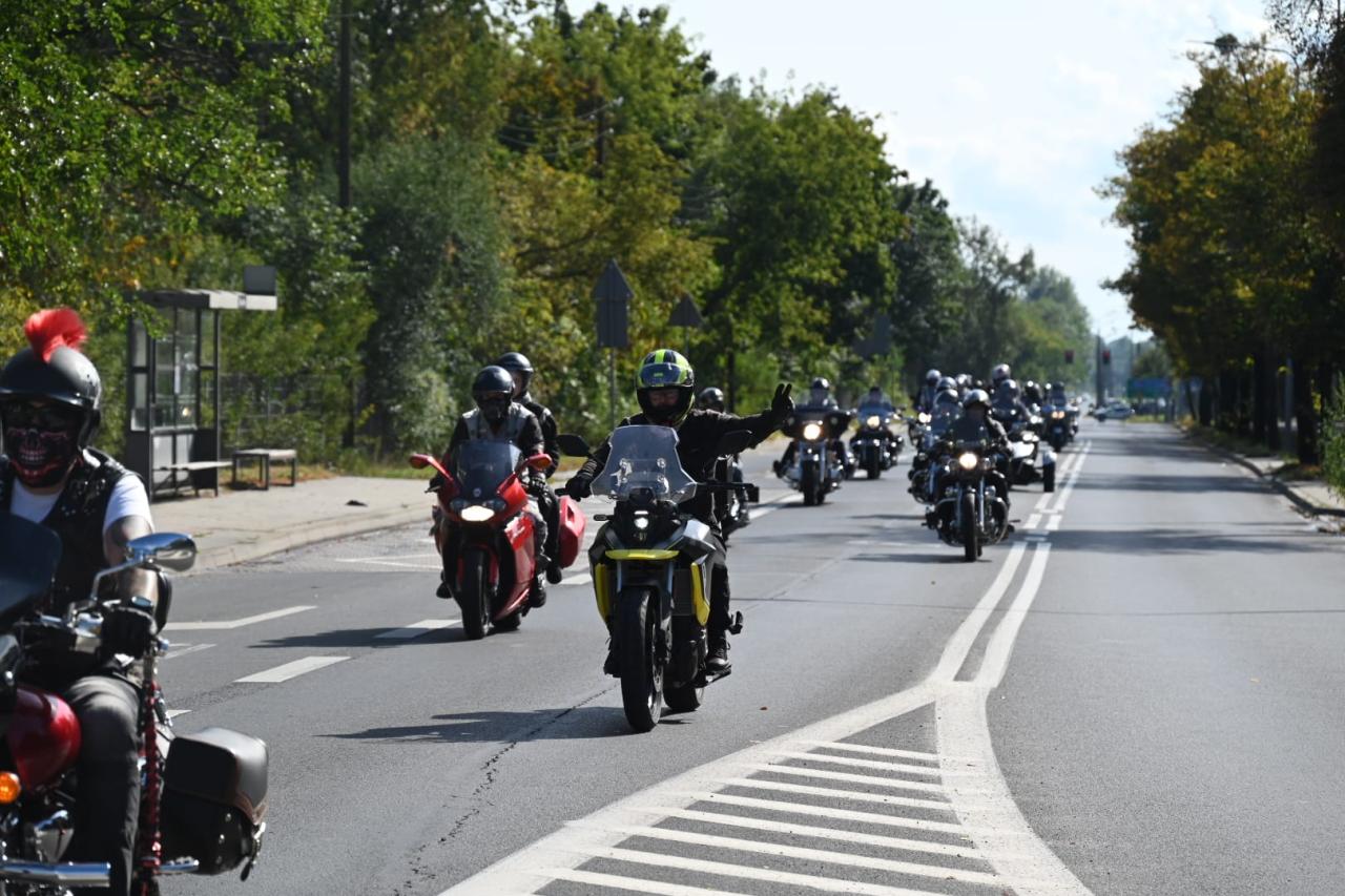 Kolumna motocyklistów na ulicach Poznania