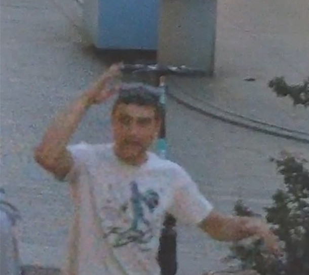 Samochód z dziurawą maską w Poznaniu. Szukają tego mężczyzny.