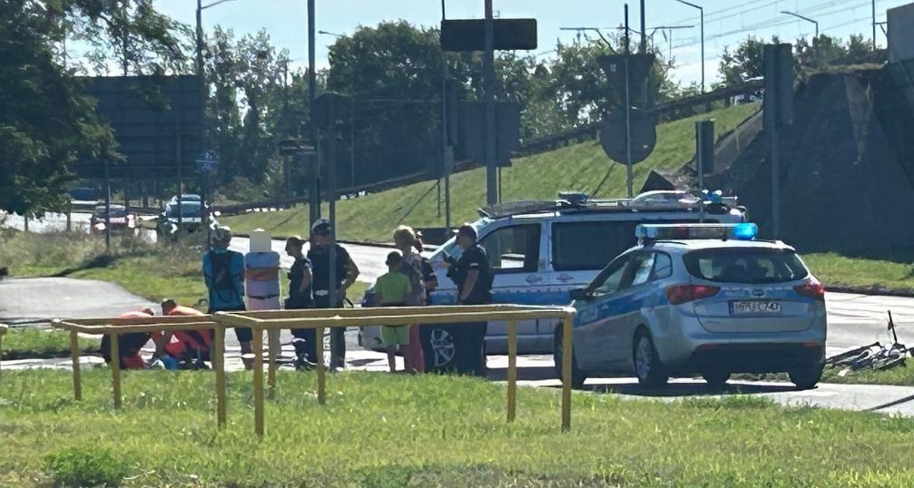 Wypadek na Dolnej Wildzie. Rowerzysta wjechał w bok auta