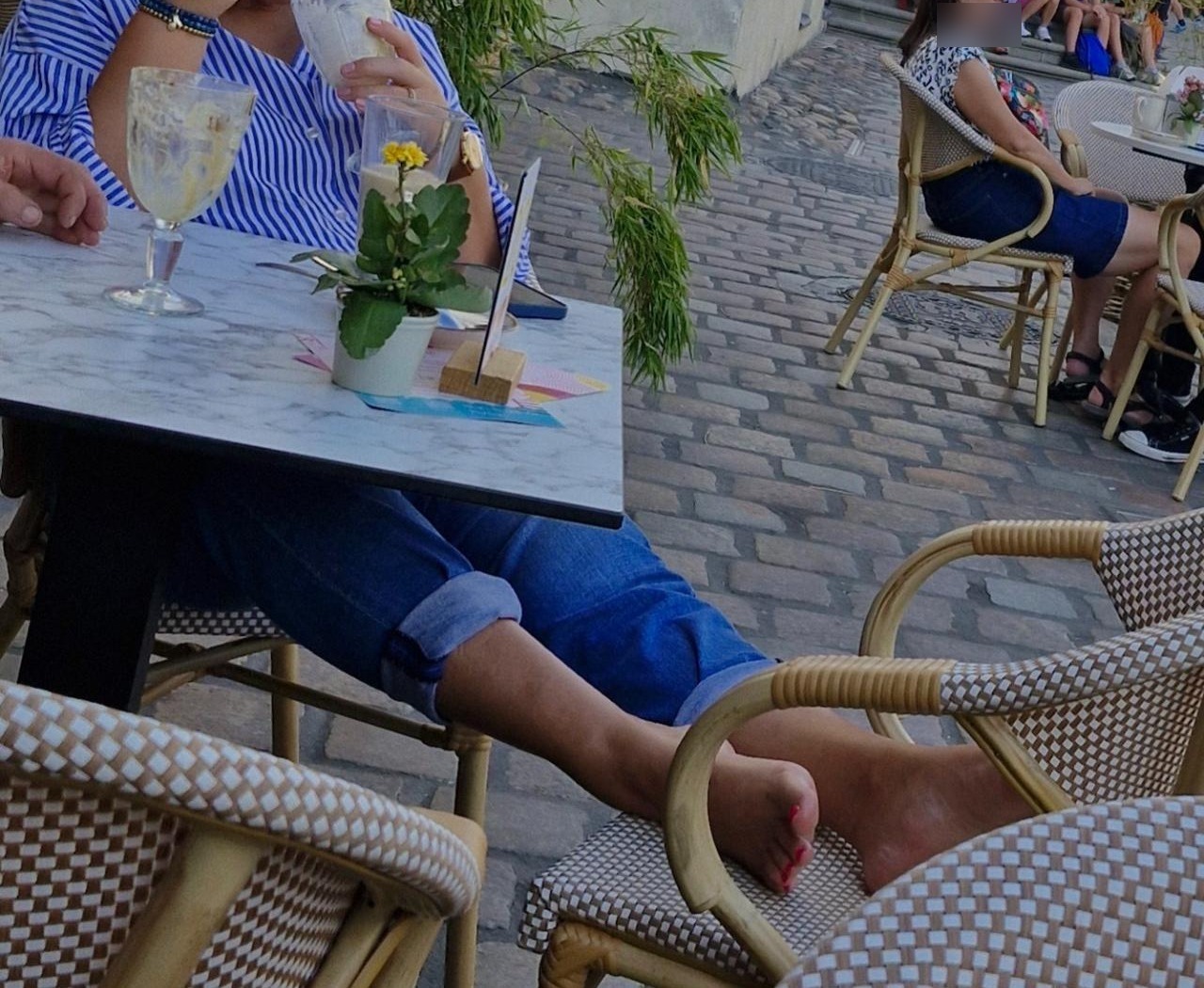 Ze stopami na krześle w ogródku gastronomicznym na Starym Rynku. "Może piętnowanie takich zachowań coś zmieni"