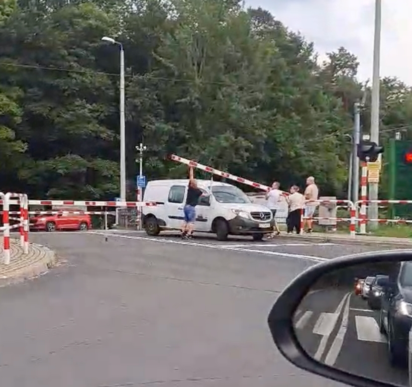 Niebezpieczna sytuacja na przejeździe kolejowym w Puszczykowie. Auto utknęło między rogatkami. "Jedź, jedź!"
