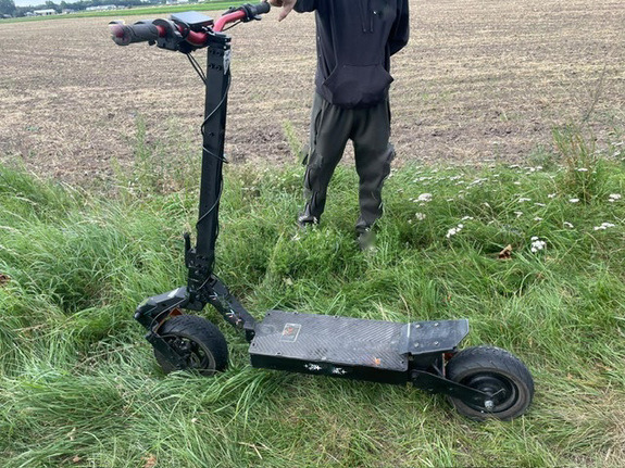 Nastolatek na hulajnodze elektrycznej jechał drogą wojewódzką w regionie. Jest apel do rodziców