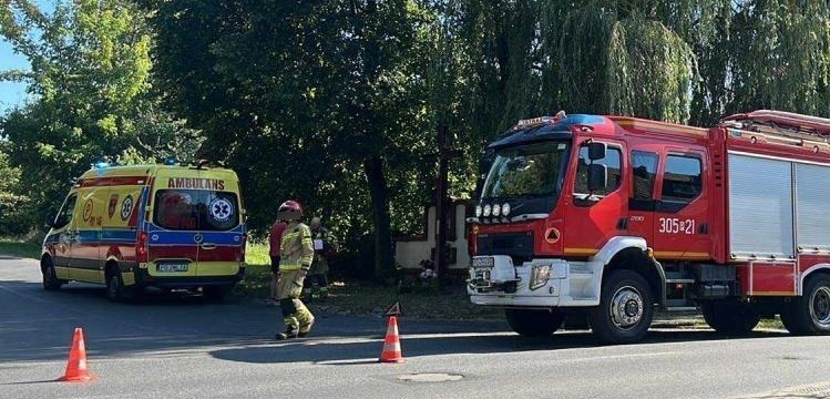 Samochód osobowy potrącił rowerzystę. Na miejscu pogotowie i straż pożarna