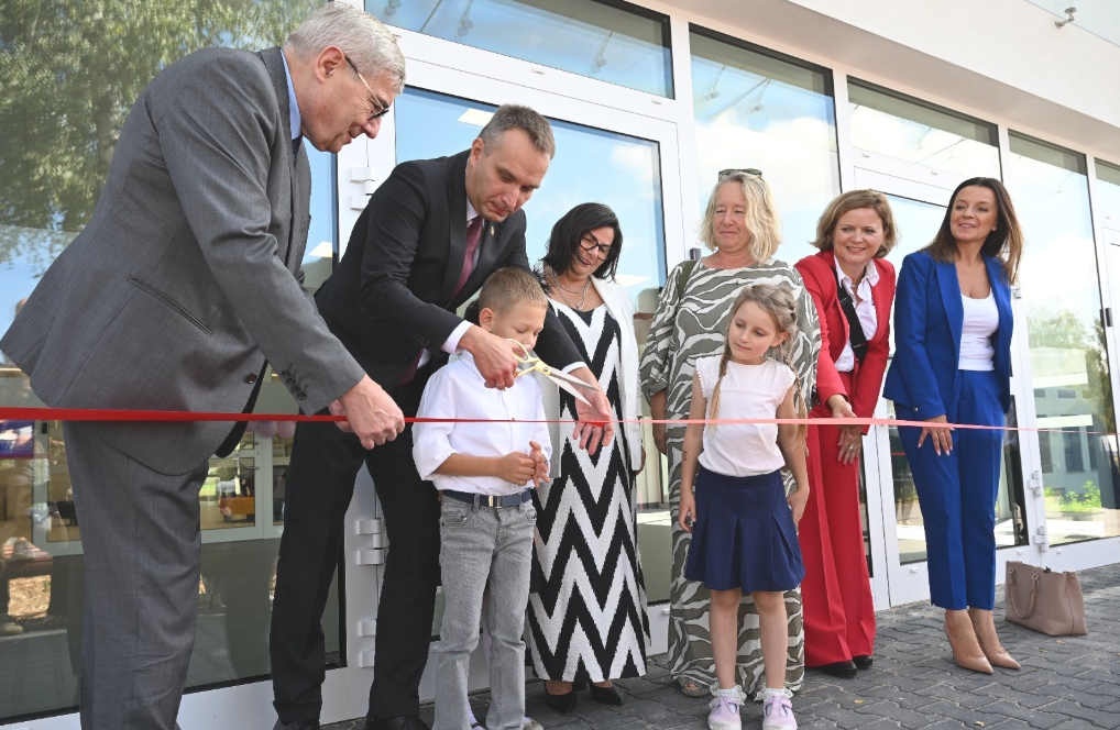 W poniedziałek uroczyście otwarto nową szkołą na Strzeszynie. Dzieci wzięły udział w przecięciu wstęgi. To jedna z największych inwestycji oświatowych w Poznaniu
