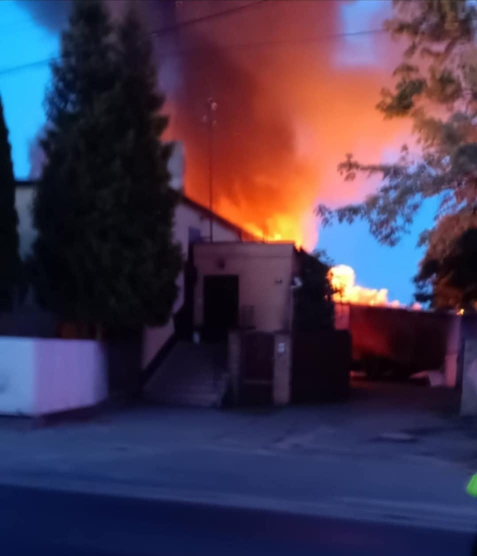 Duży pożar stolarni w podpoznańskiej miejscowości. 14 zastępów straży pożarnej walczy z ogniem