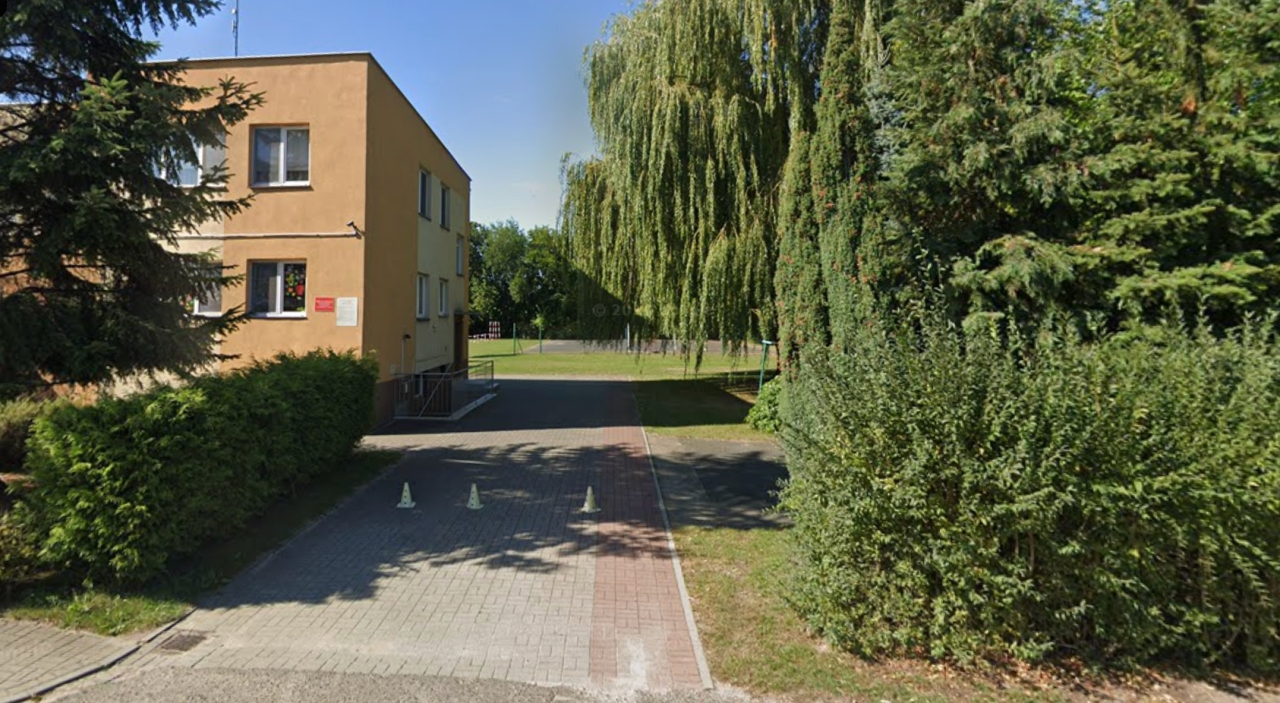 Tragiczne odkrycie na szkolnym boisku w regionie. Nie żyje mężczyzna