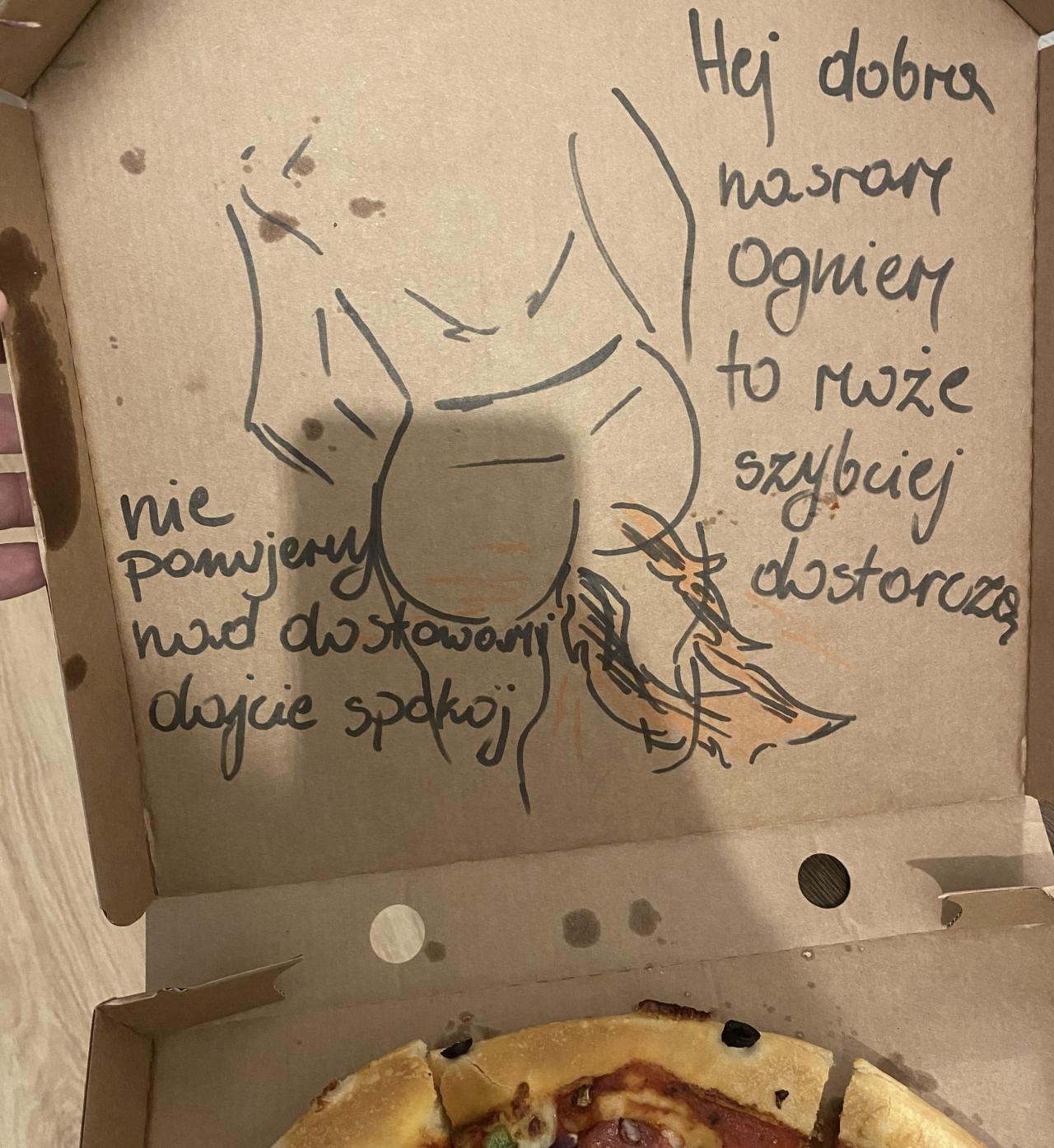 Obsceniczna wiadomość do klienta na kartonie z pizzą. "Nie zjedliśmy, bo strach pomyśleć, co mogli dorzucić do jedzenia"