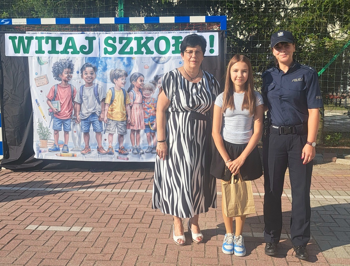 13-letnia bohaterka uhonorowana przez policję podczas szkolnego apelu. Uratowała dziadka z dymiącego auta