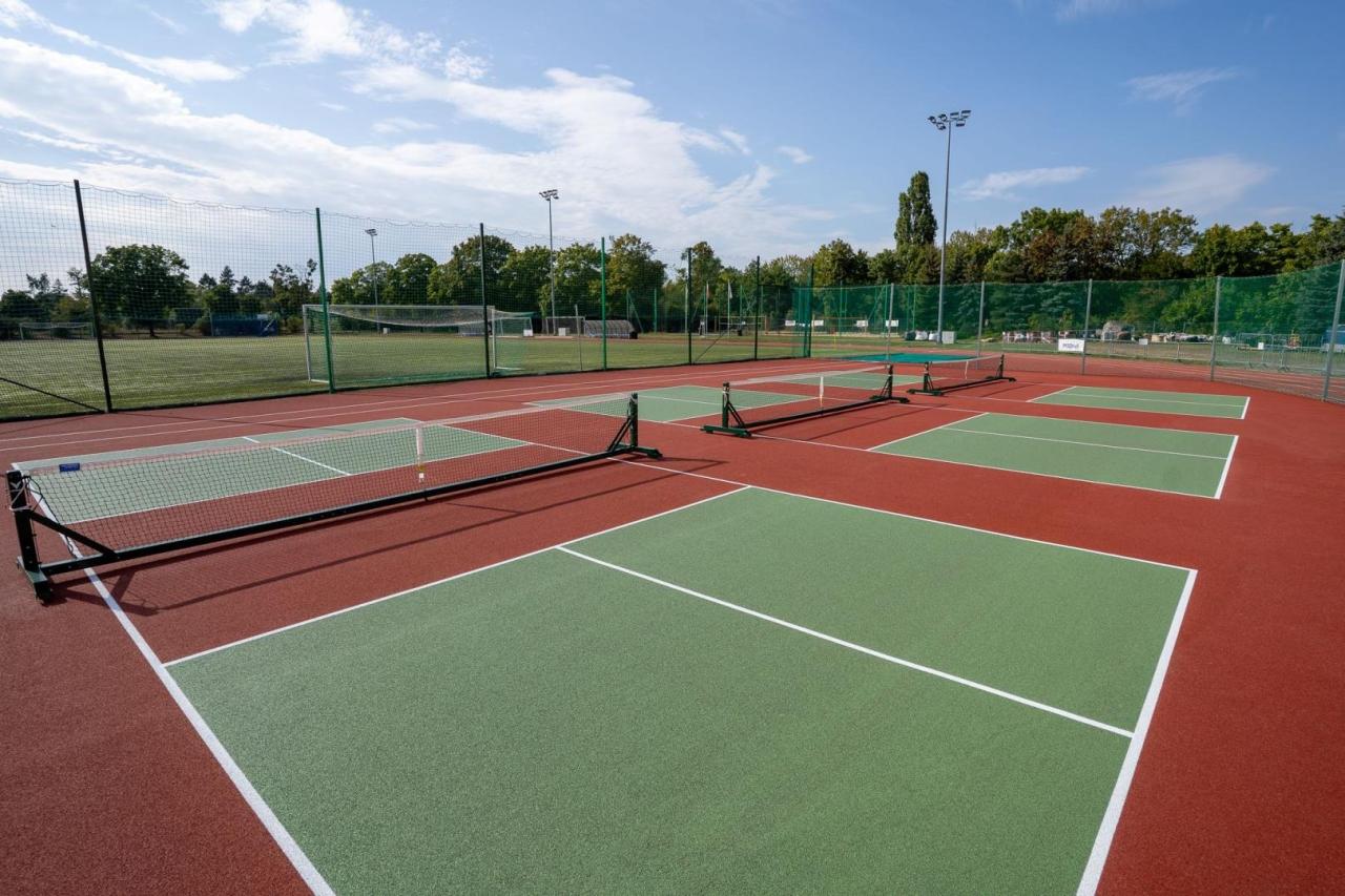 Poznański kompleks sportowy z nowymi kortami do pickleballa i bieżnią