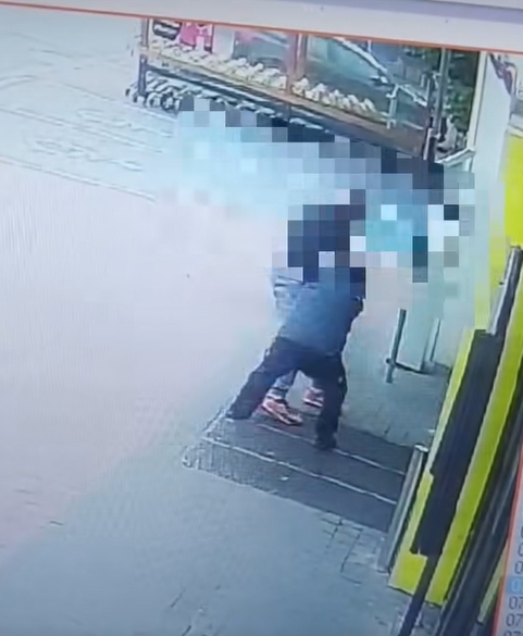 Szarpanina przed marketem w regionie. Policjanci przejrzeli monitoring