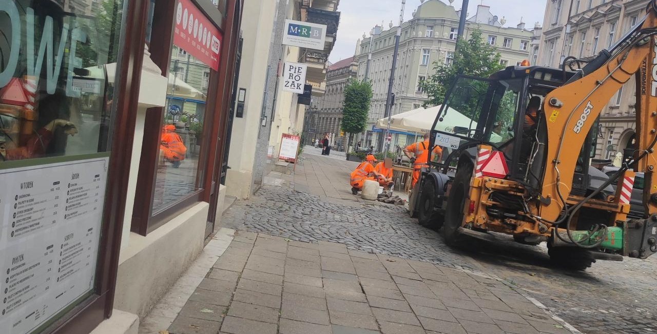 Drogowcy z pracami na Ratajczaka. "Może ktoś wytłumaczyć po co, jak za chwilę ma się zacząć remont?"