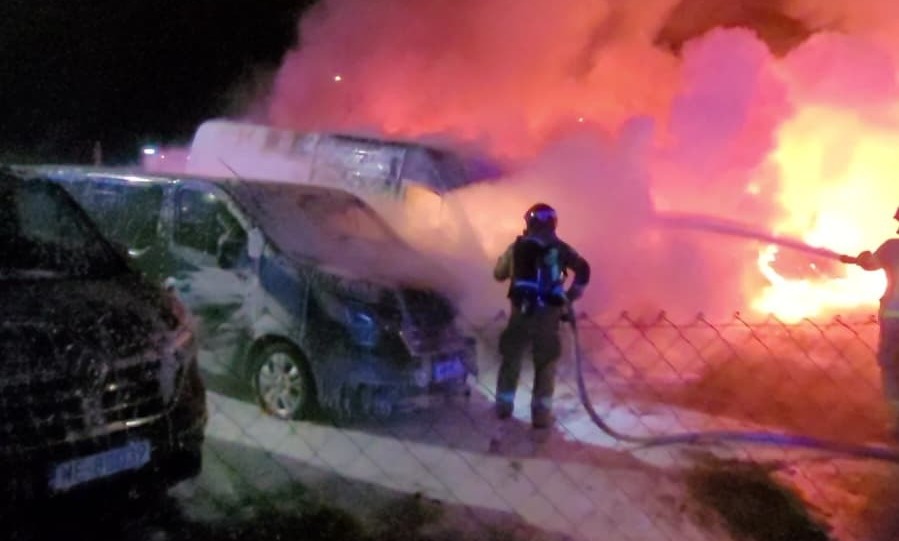 Duże straty po porannym pożarze w regionie, 9 aut zniszczonych. To było podpalenie?