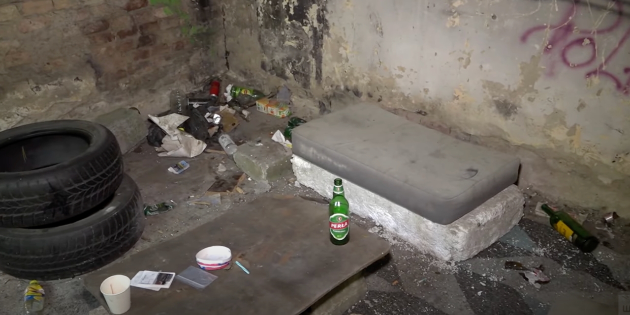 Libacje w lasku w pobliżu domów. Hałasy, zaczepki, a wśród śmieci prezerwatywy i strzykawki