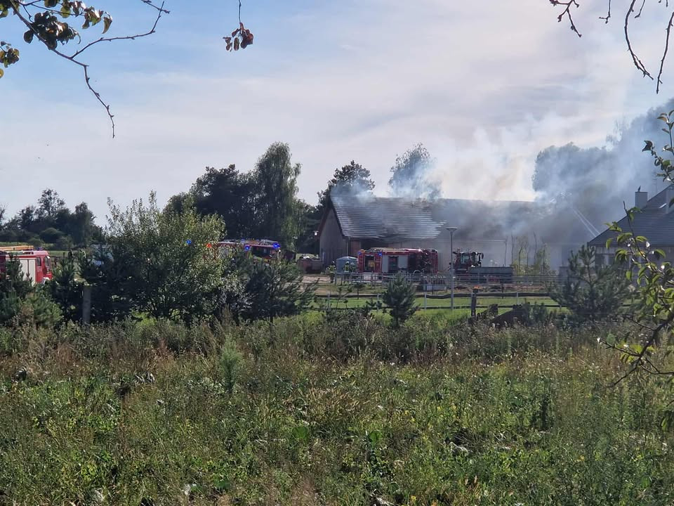 Duży pożar pod Poznaniem. Cały budynek w ogniu, kilkanaście strażackich zastępów w akcji