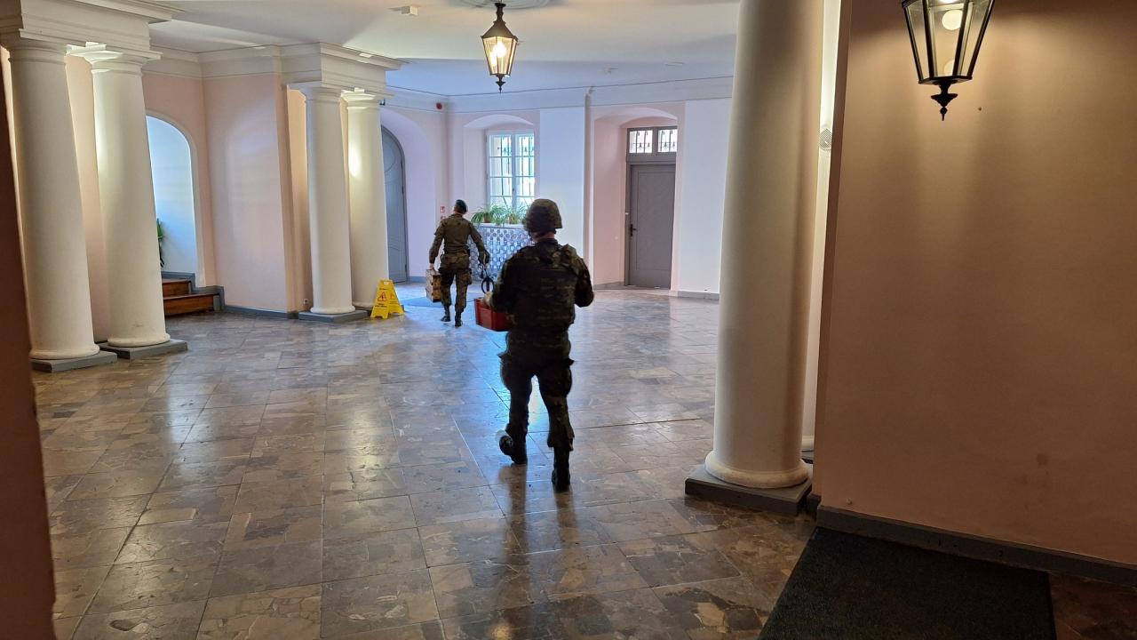 Akcja saperów na Starym Rynku w Poznaniu. Przez znalezisko w piwnicy