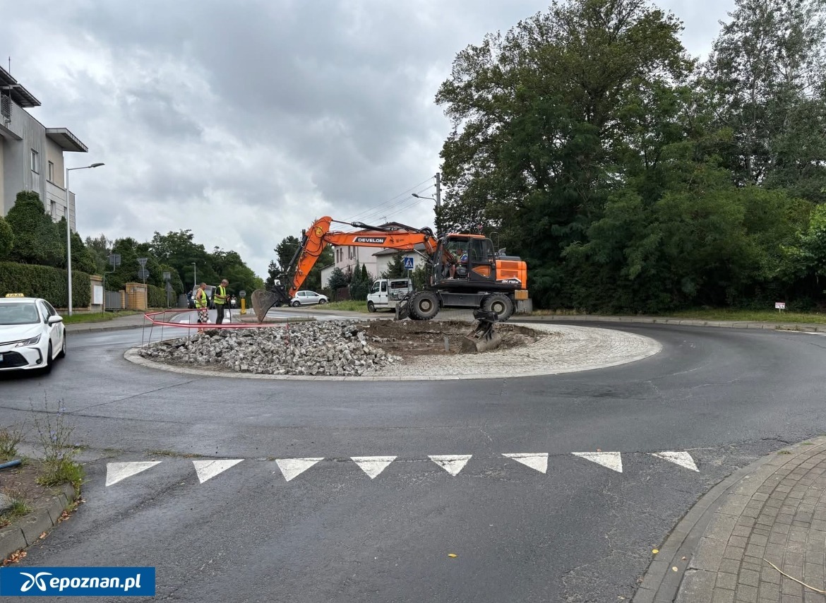 Przebudowano część ronda, a autobus i tak jeździ po tej nieprzebudowanej? Czytelnik: "Defraudacja i lobby deweloperskie"