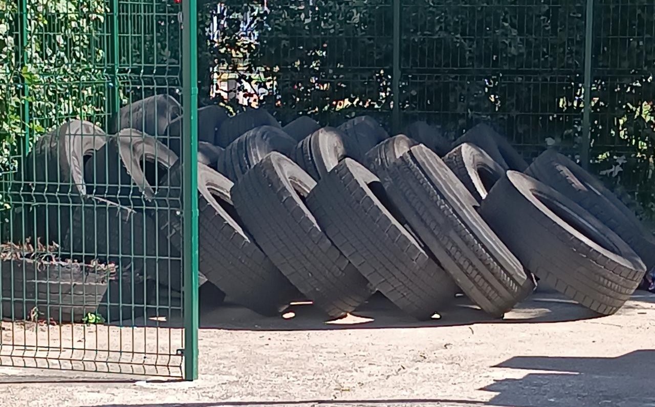 Ktoś podrzucił kilkadziesiąt opon od ciężarówek na ratajskie osiedla. "Mieszkańcy będą musieli teraz za to zapłacić"