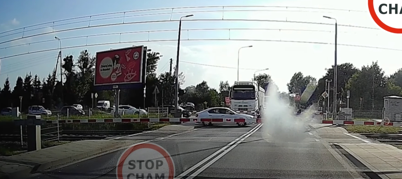 Niebezpiecznie na poznańskim przejeździe kolejowym. Auto między rogatkami, kierowca ustawił się bokiem do torów