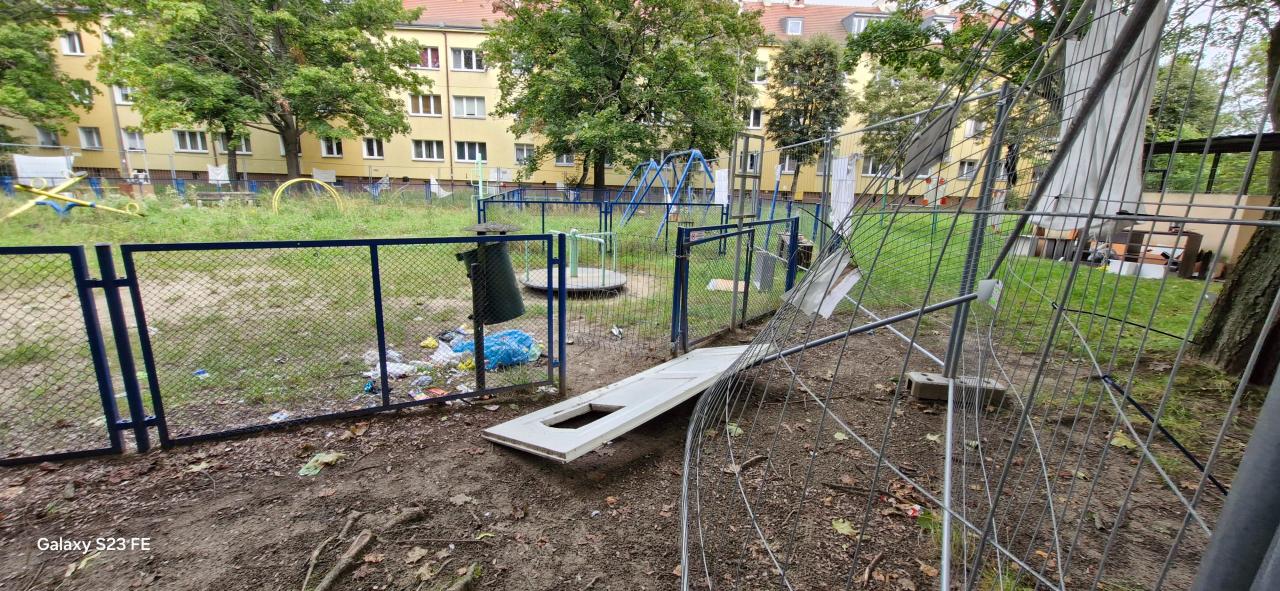 Wiosną właściciele terenu pocięli huśtawki i ogrodzili plac zabaw na Winogradach, dziś wygląda jak śmietnik i gratowisko