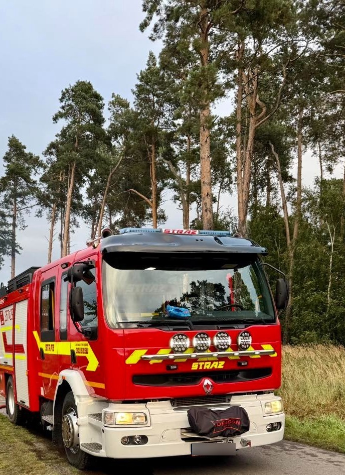 Poważny wypadek na wschodzie regionu. Samochody "leżą na dachach". Są ranni, jedna osoba zakleszczona w aucie