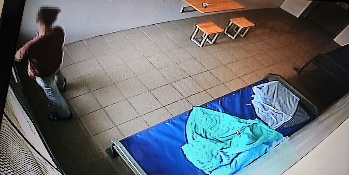 Mężczyzna wdarł się do mieszkania byłej partnerki i użył wobec niej przemoc fizyczną. Kobieta błagała policję o pomoc. Mundurowi gwałtownie zareagowali