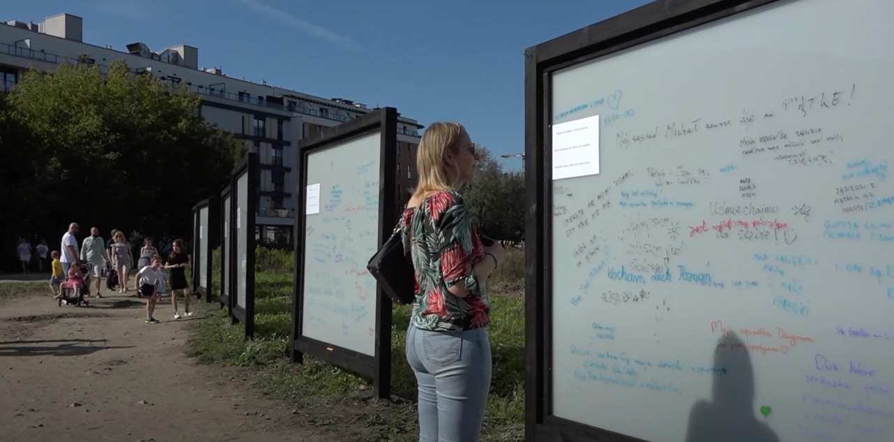 Na kościelnej działce ustawiono tablice z prośbą o wpisywanie miłych słów. Duże zainteresowanie i setki napisów