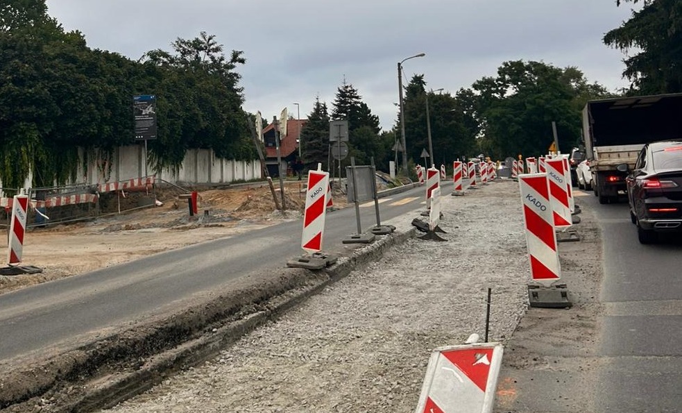 Kolejne zmiany na przebudowywanym skrzyżowaniu. Mieszkańcy skarżą się na korki i wolne tempo prac