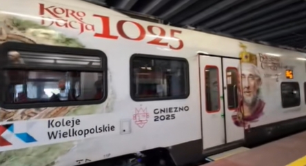Pasażerka podziwiała w Poznaniu pociąg z motywem koronacji Bolesława Chrobrego. Jej film zrobił furorę na TikToku. "Piękne połączenie podróży z lekcją historii"
