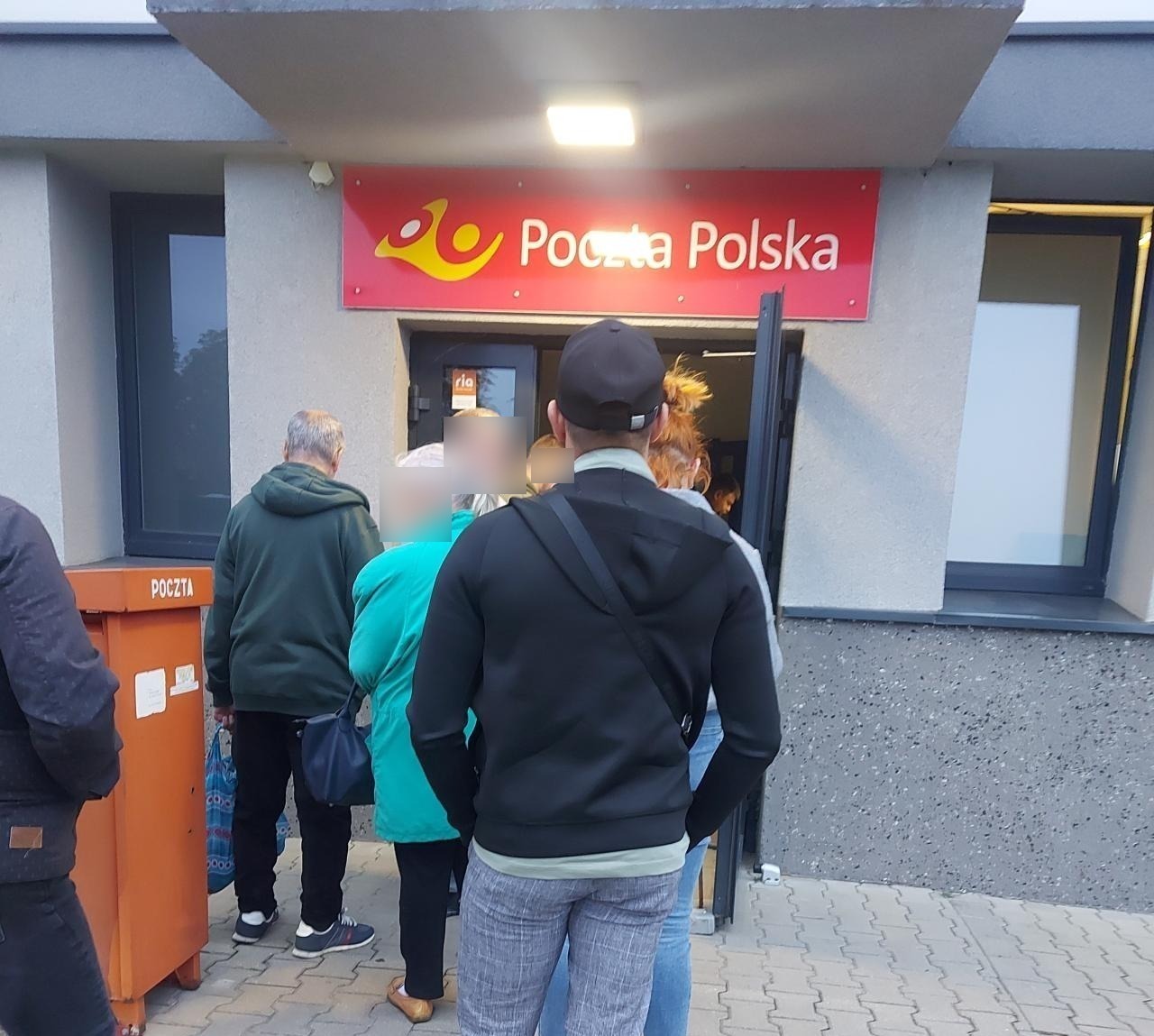 Do tego punktu pocztowego w ostatnich dniach ustawiały się długie kolejki. Czytelnik: skrócili godziny otwarcia, "kpina"