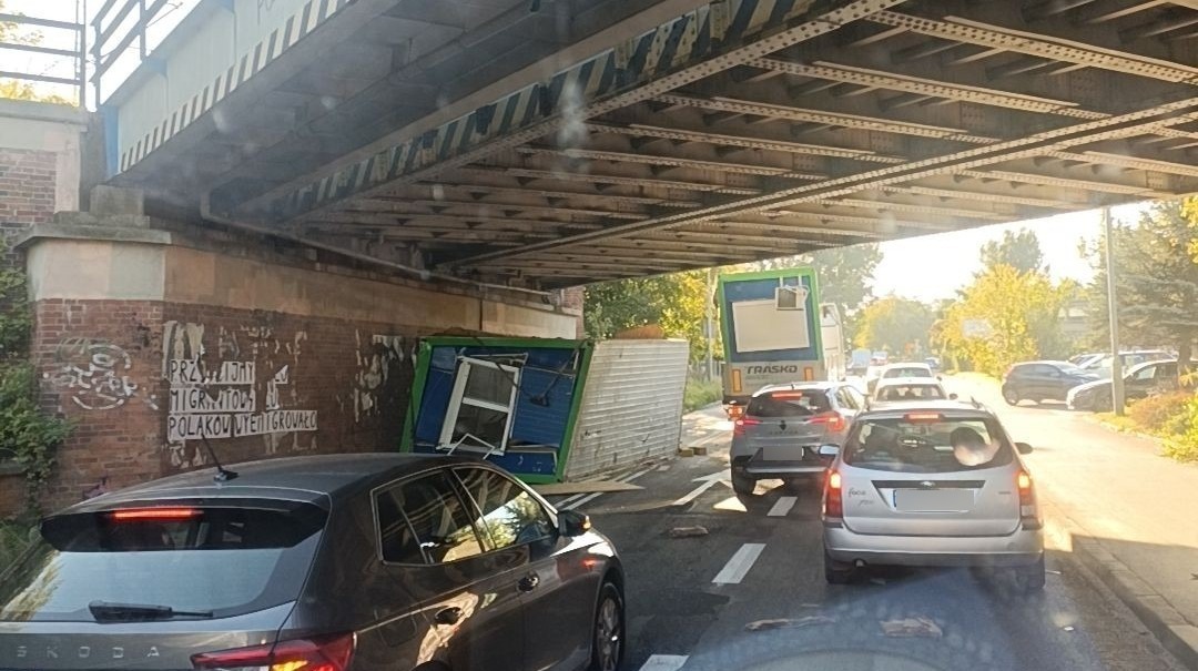 Niebezpieczny incydent w Poznaniu. Pojazd nie zmieścił się pod wiaduktem, transportowany kontener wylądował na jezdni